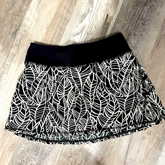 lululemon athletica Dresses & Skirts - Black and white tropical leaf print Lululemon tennis skirt.